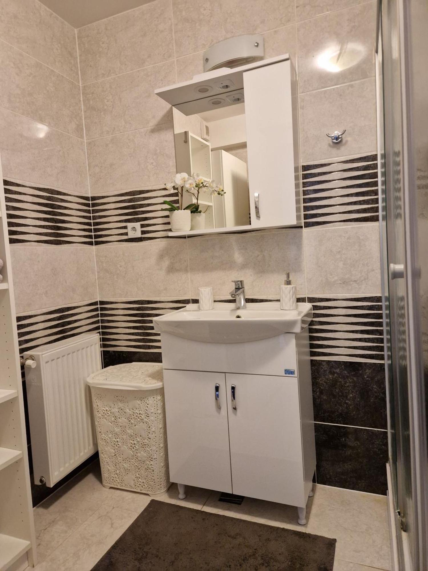 Apartament In โอโตเปนี ภายนอก รูปภาพ